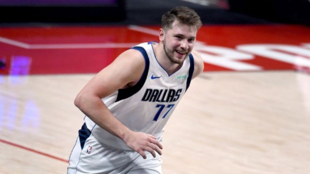 Luka Doncic en acción con Dallas