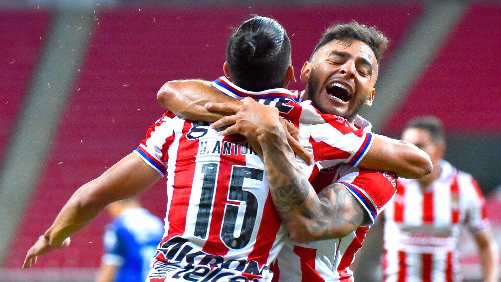 Alexis Vega y Uriel Antuna celebran un gol con Chivas