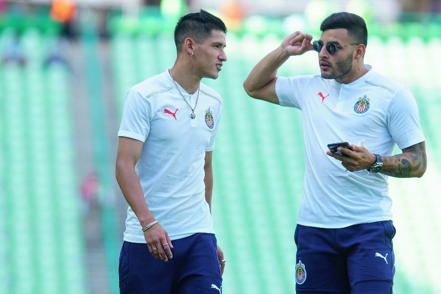 Vega y Antuna previo a un partido con Chivas