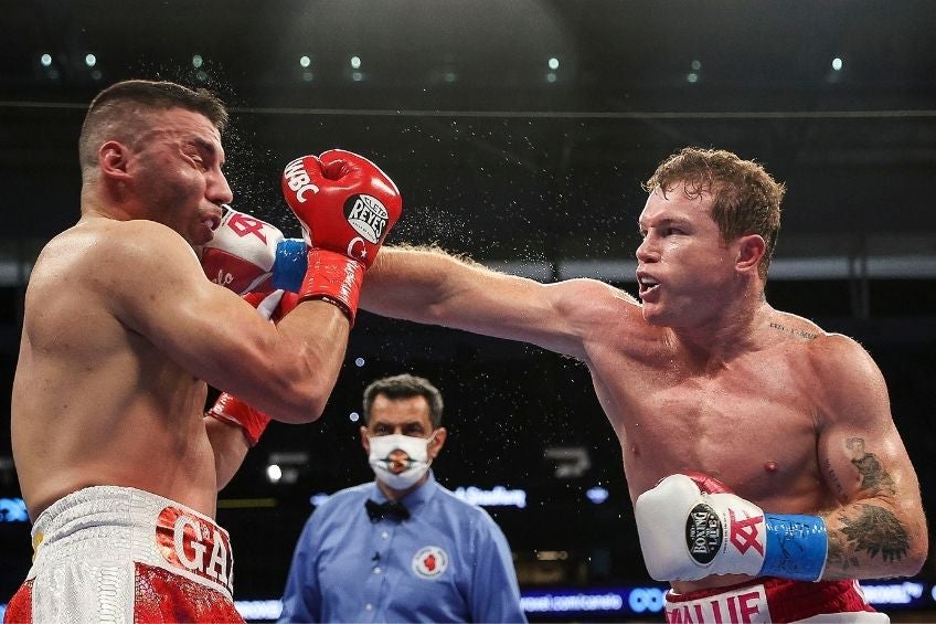 Canelo enfrentando a Avni Yildirim