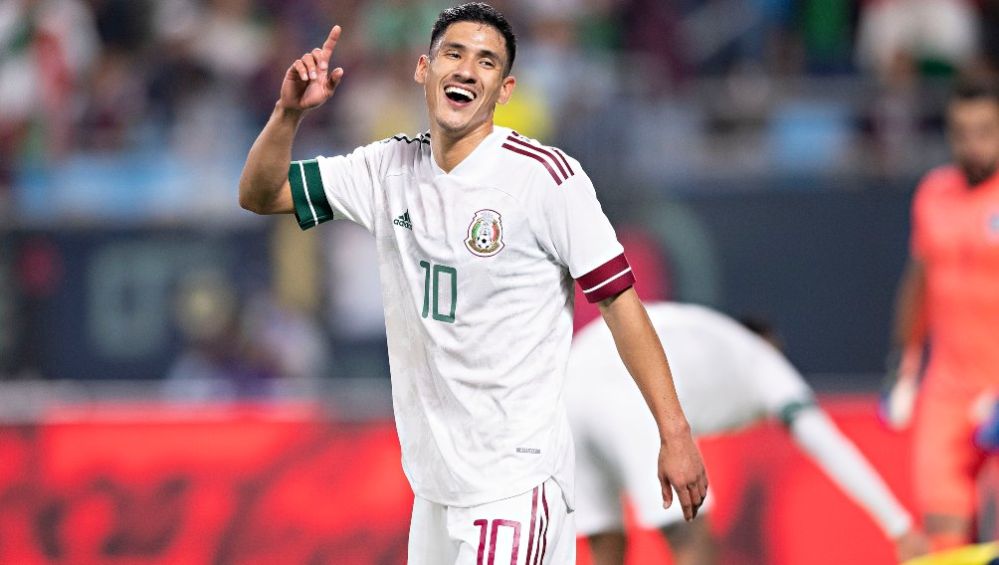 Uriel Antuna en festejo con Selección Mexicana