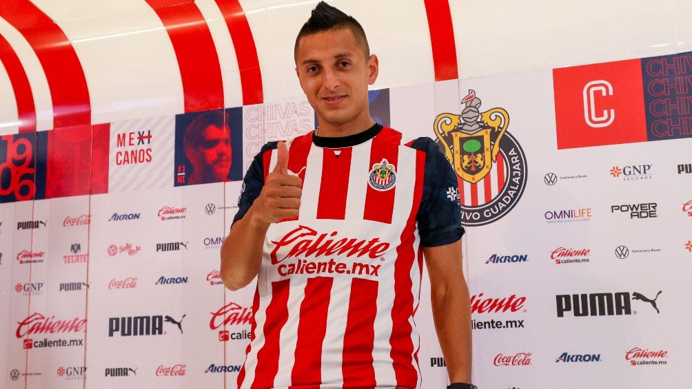 Piojo Alvarado posa con los colores de Chivas