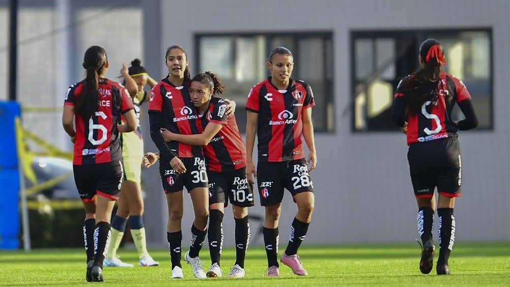 Alison González festejando gol vs América en la Liga MX Femenil