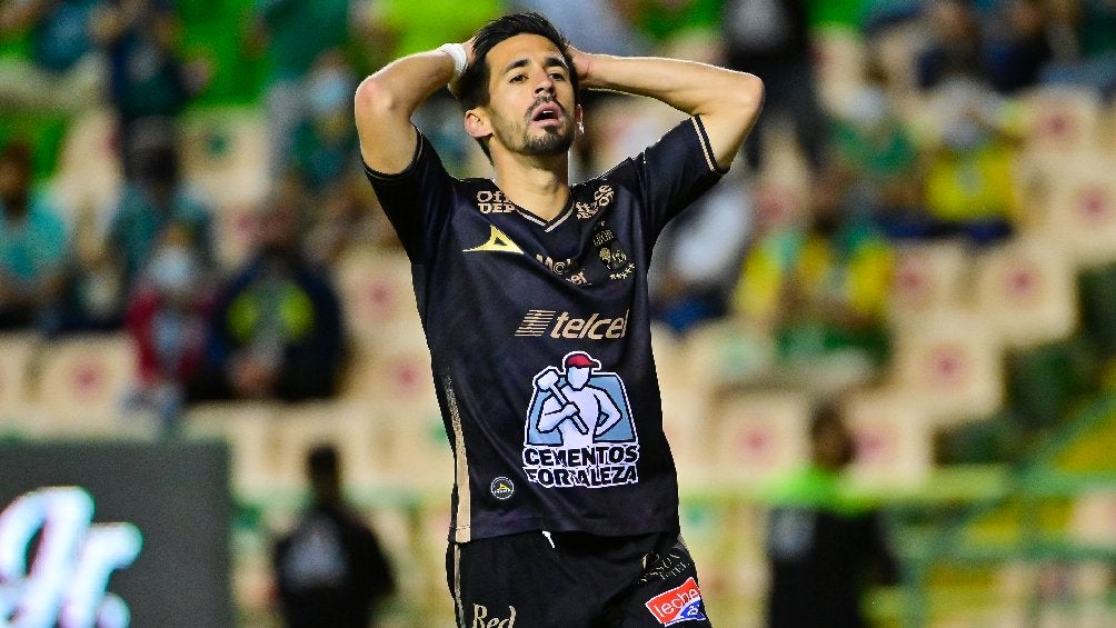 Fernando Navarro jugando partido con León en la Liga MX