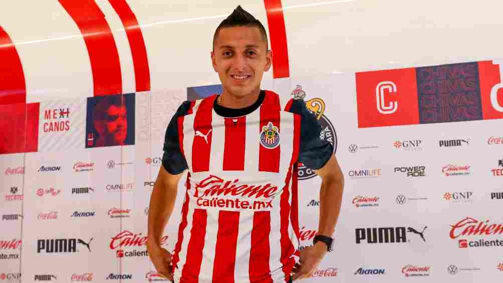 Roberto Alvarado en su llegada a Chivas