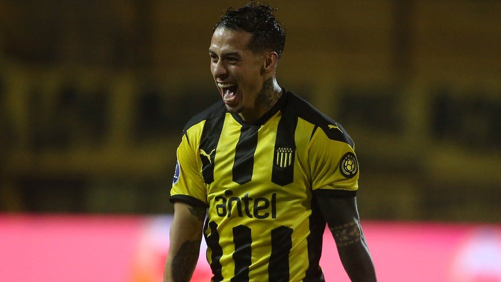 Jesús Trindade festejando gol con Peñarol en Uruguay