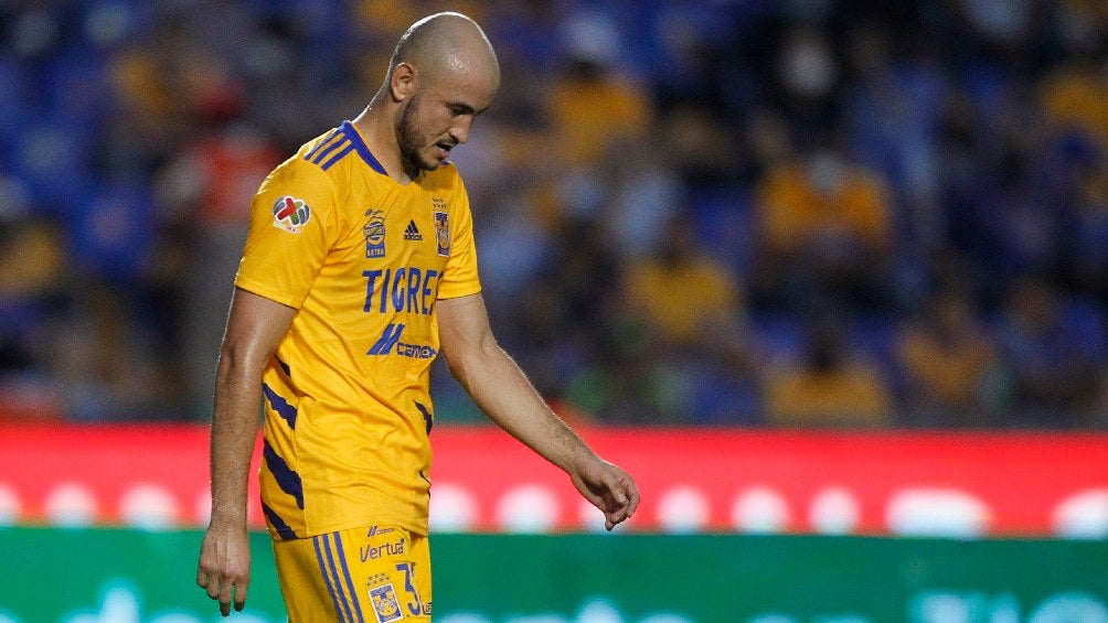 Carlos González jugando partido con Tigres en la Liga MX