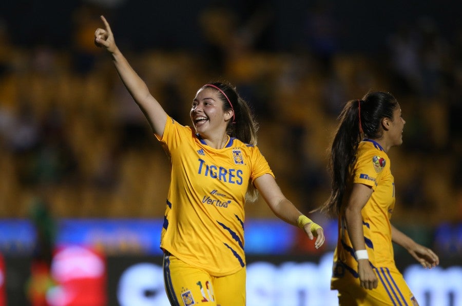 Katty Martínez celebrando un gol con Tigres