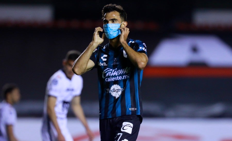 Jugador de Querétaro celebra gol con cubrebocas