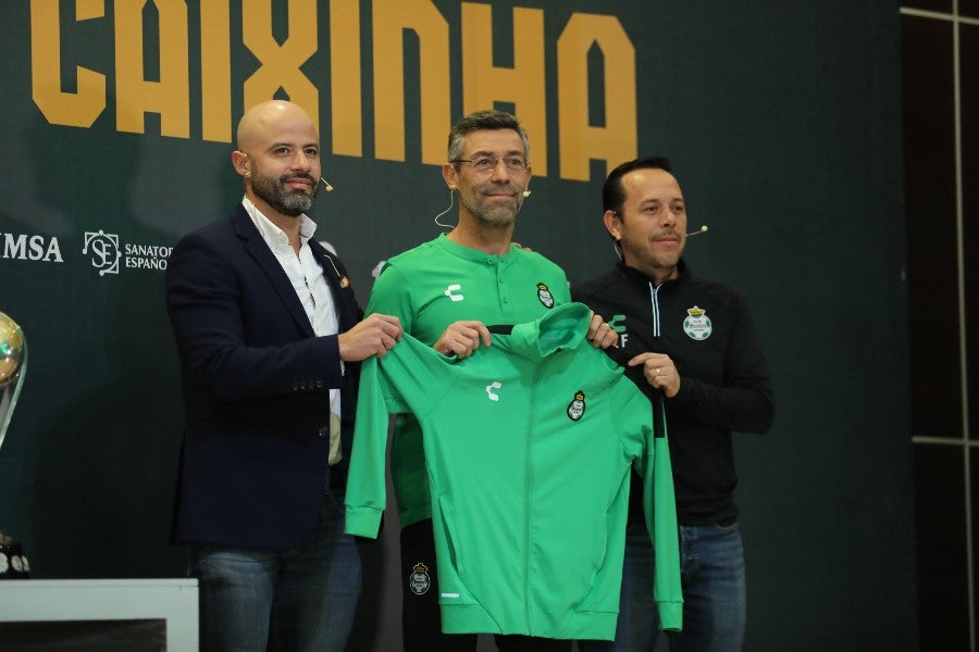 Pedro Caixinha en su presentación con Santos