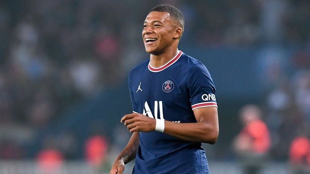 Kylian Mbappé jugando partido con el PSG en la Ligue 1