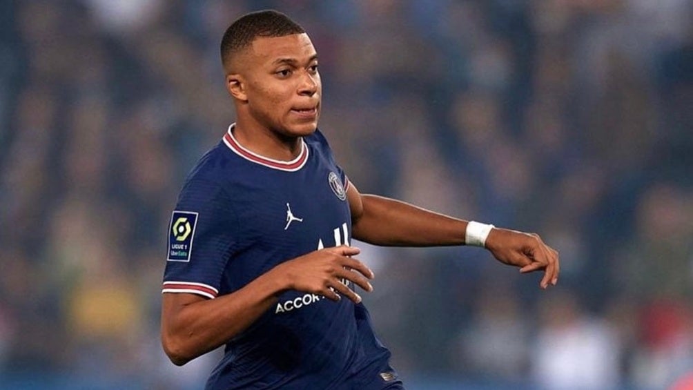 Kylian Mbappé jugando partido con el PSG en la Ligue 1