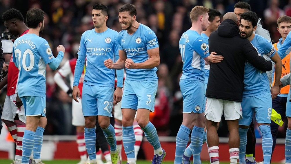 Jugadores del City festejan tras triunfo