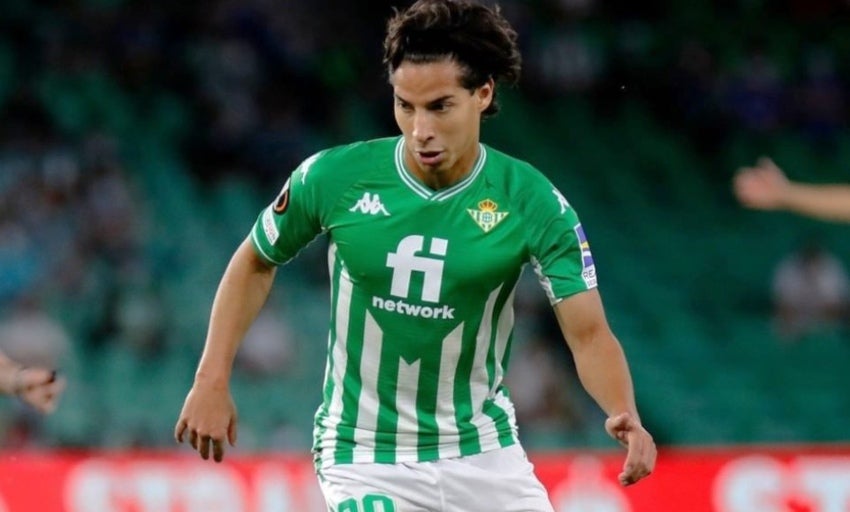 Diego Lainez en un partido del Real Betis