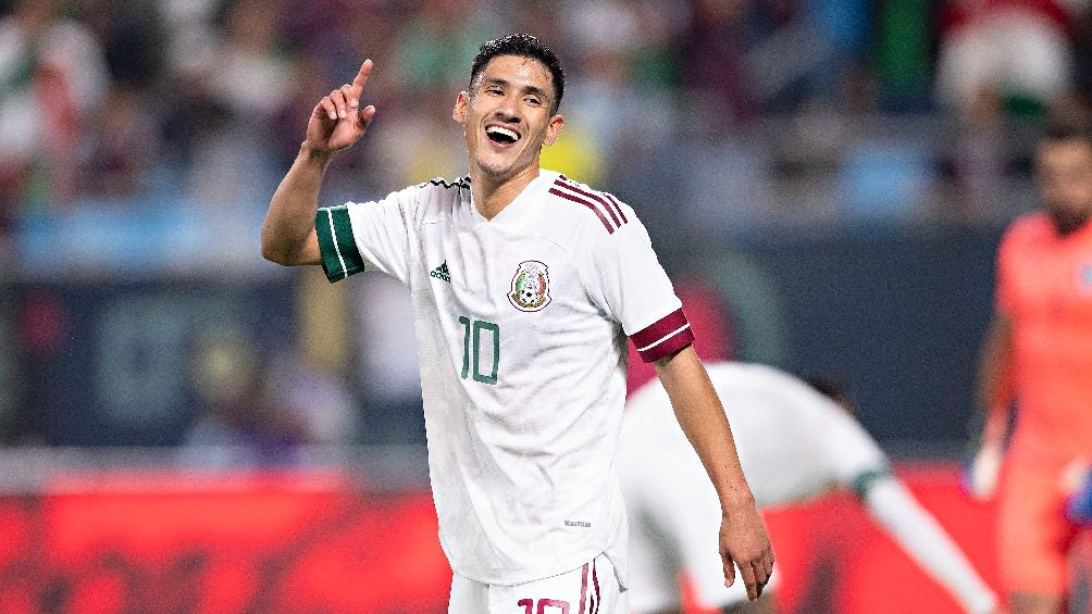 Uriel Antuna jugando partido con la Selección Mexicana