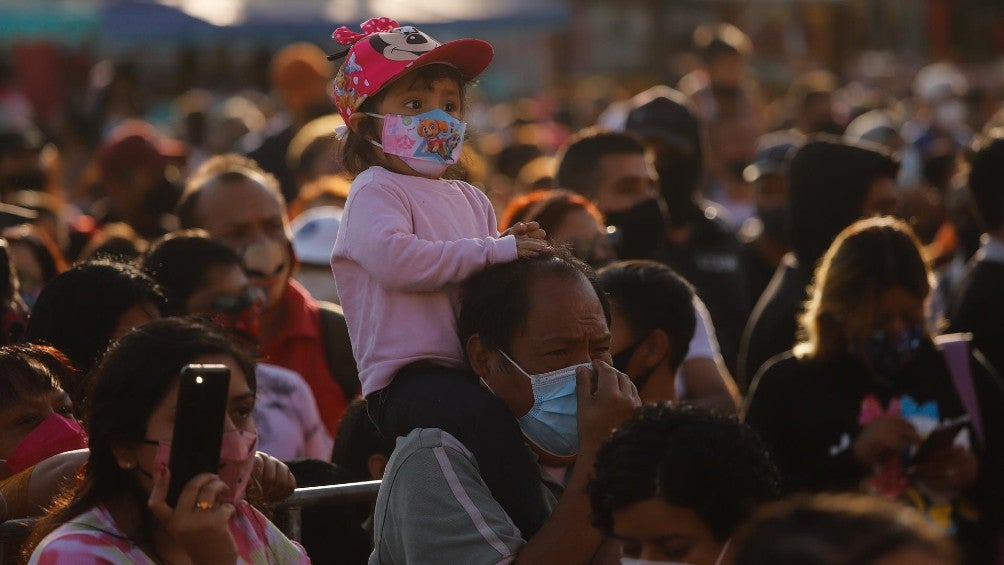 Personas acuden a la Verbena Navideña en la CDMX