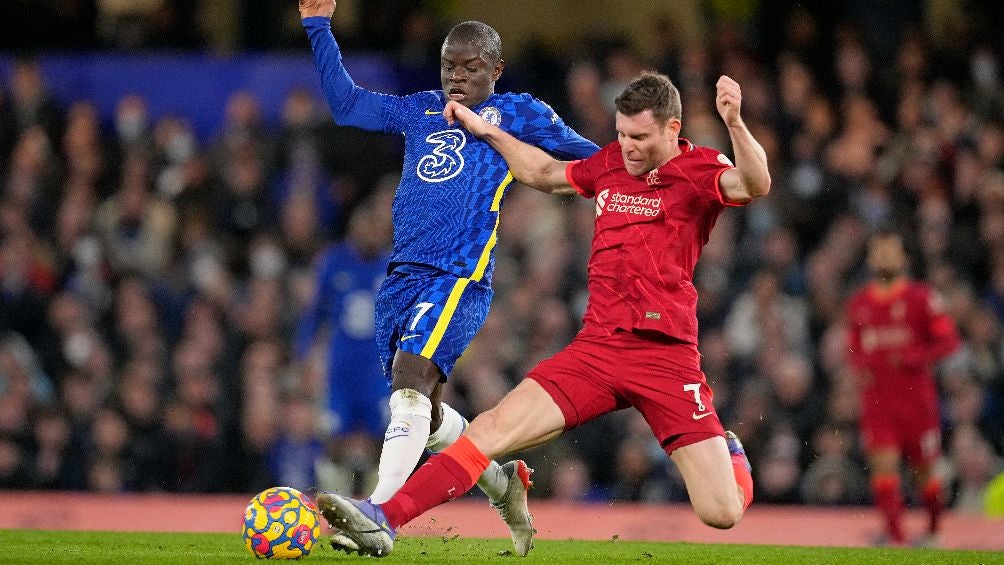 Milner y  Kante disputando partido en la Premier League