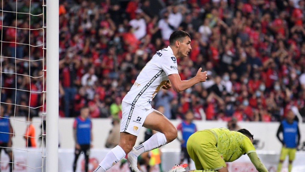 Juan Dinenno durante un partido con Pumas