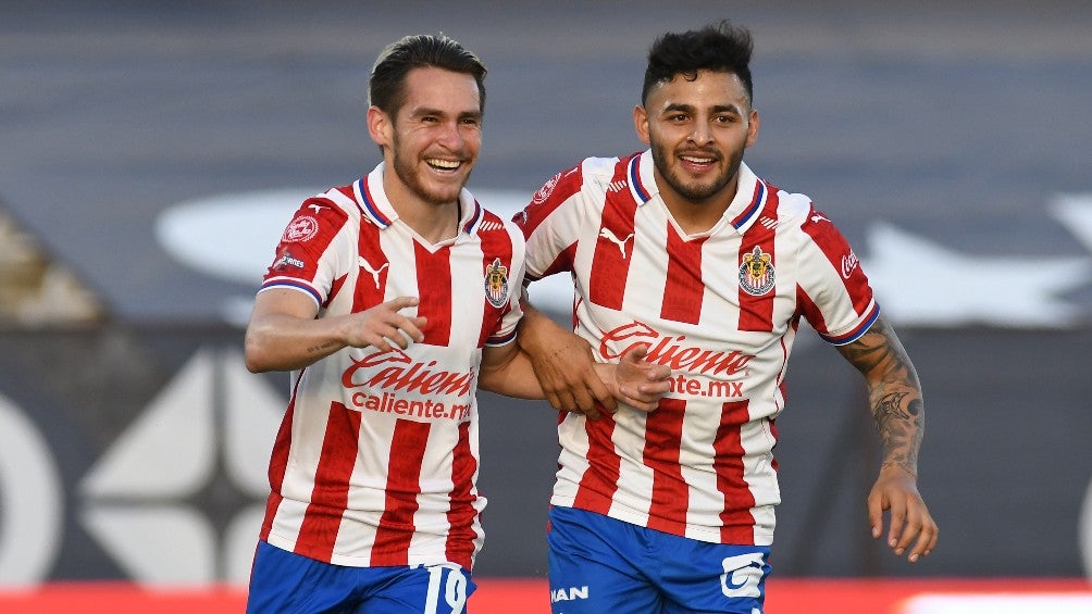 Vega y Angulo celebrando un gol con Chivas