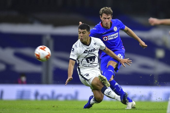 Erik Lira en acción ante Cruz Azul