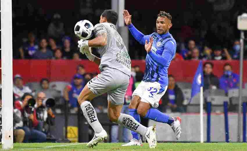 Montoya vs Rodolfo Cota en un Cruz Azul contra Léon 