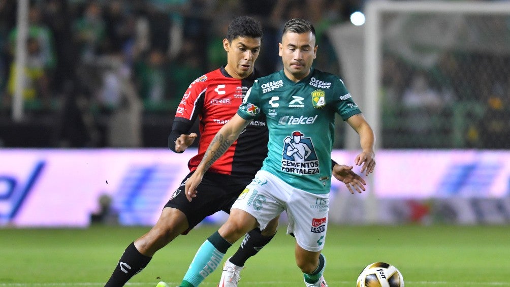 Jean Meneses durante un partido con León