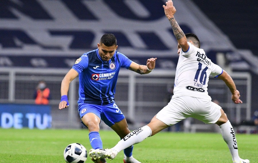 Orbelín en juego ante Rayados