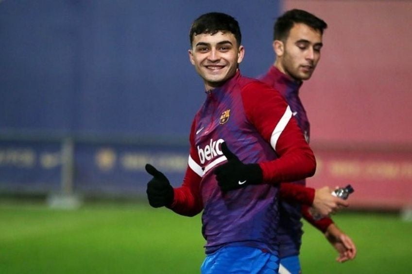 Pedri entrenando con el Barcelona