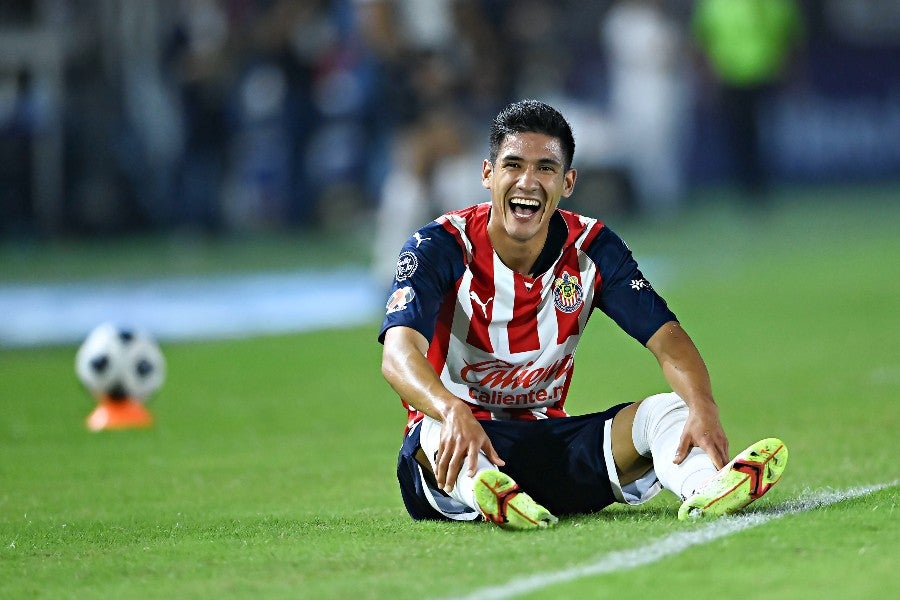 Uriel Antuna durante un partido con Chivas