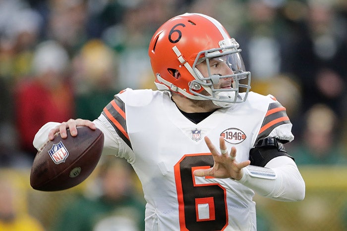 Mayfield lanza un pase