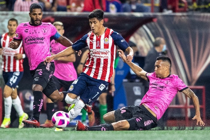 Uriel Antuna durante un partido con Chivas