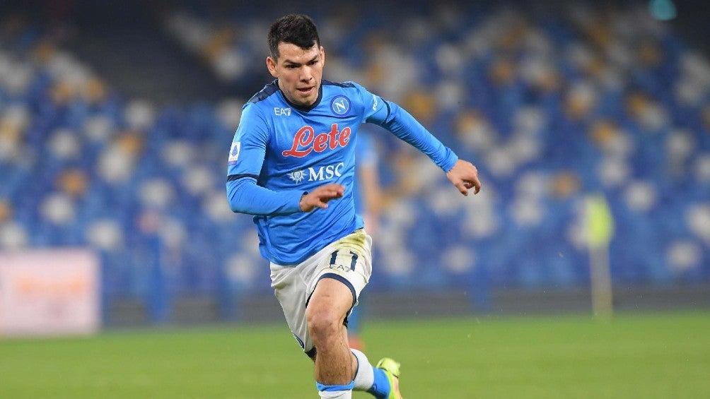 Chucky Lozano durante un partido con Napoli