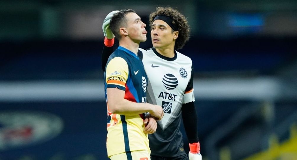 Guillermo Ochoa y Federico Viñas en un partido del América