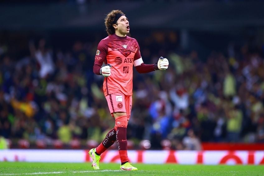 Guillermo Ochoa en un partido del América