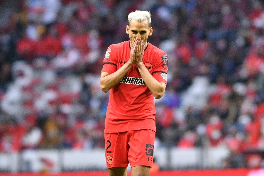 Raúl López durante un partido con Toluca