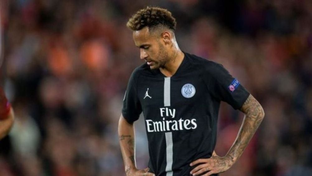 Neymar posa durante partido del PSG