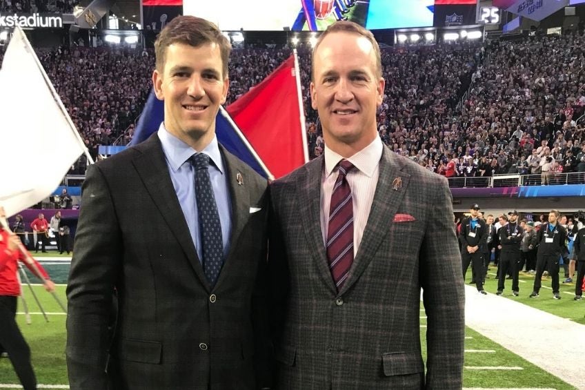 Eli y Peyton Manning en el terreno de juego