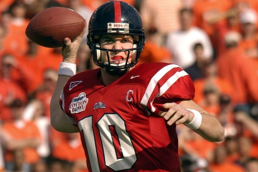 Eli Manning jugando futbol colegial