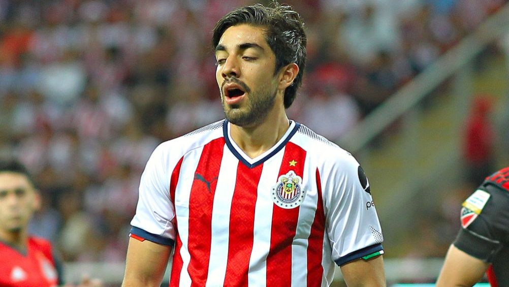 Rodolfo Pizarro en un partido de las Chivas