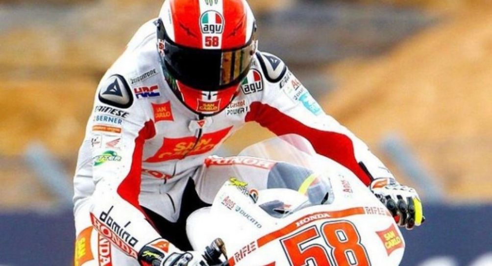 Marco Simoncelli durante una carrera