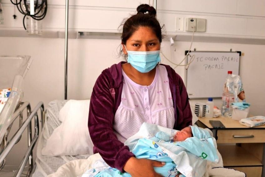 El bebé recién nacido junto a su mamá