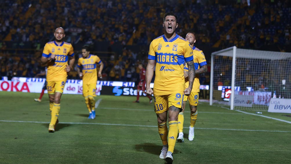 Gignac festeja un gol con los Tigres