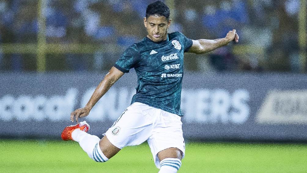 Luis Romo jugando partido con la Selección Mexicana