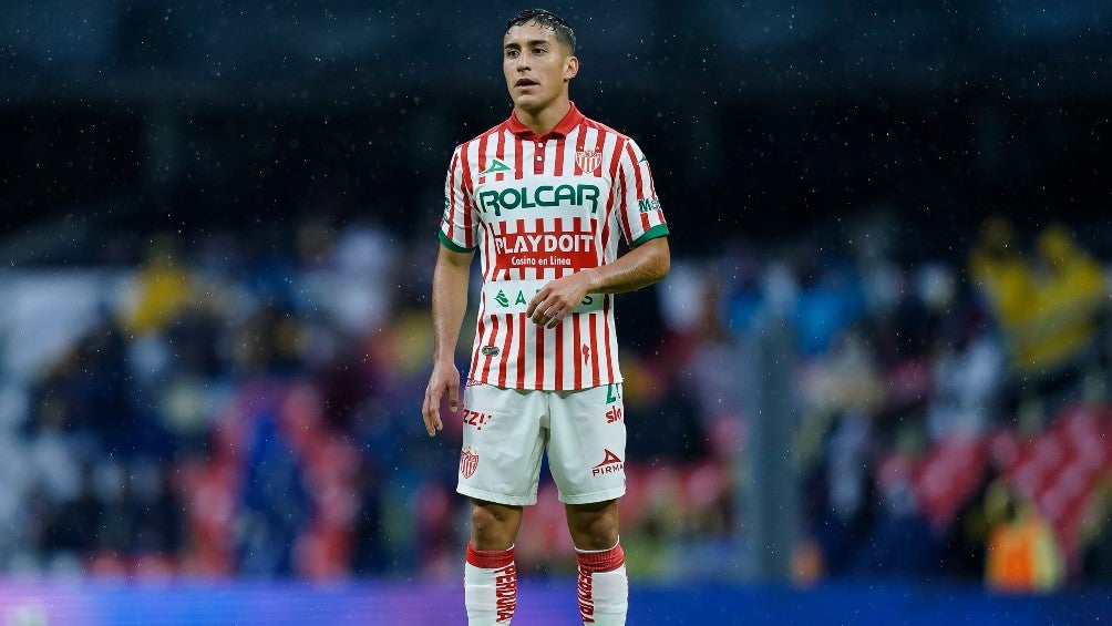 Alejandro Zendejas jugando partido con Necaxa en la Liga MX