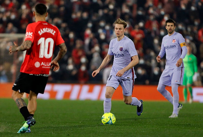 Frenkie de Jong durante un duelo con el Barcelona 