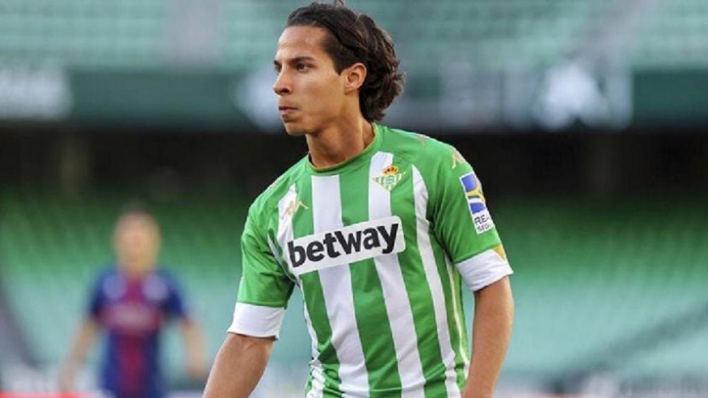 Diego Lainez en partido con el Betis 