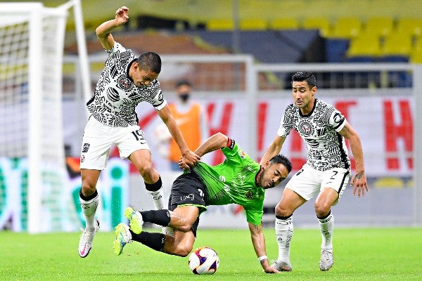 Marco Fabián en acción con Los Bravos