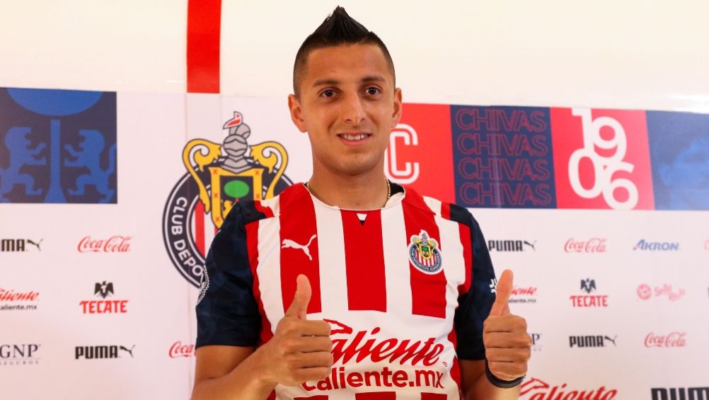 Roberto Alvarado en su presentación con Chivas