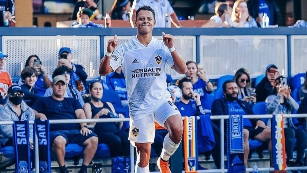 Chicharito Hernández celebrando gol con LA Galaxy en la MLS