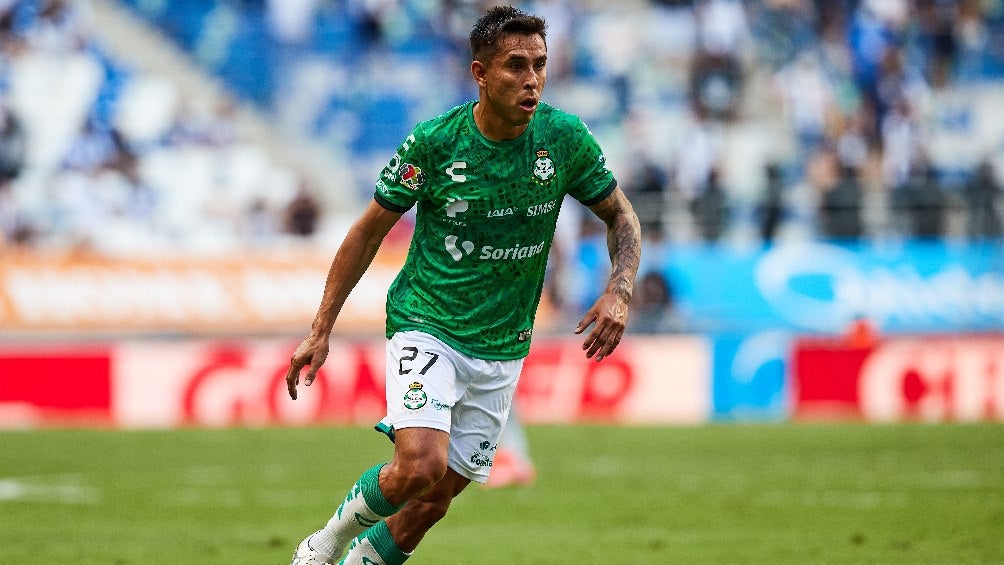 Jesús Isijara jugando partido con Santos en la Liga MX